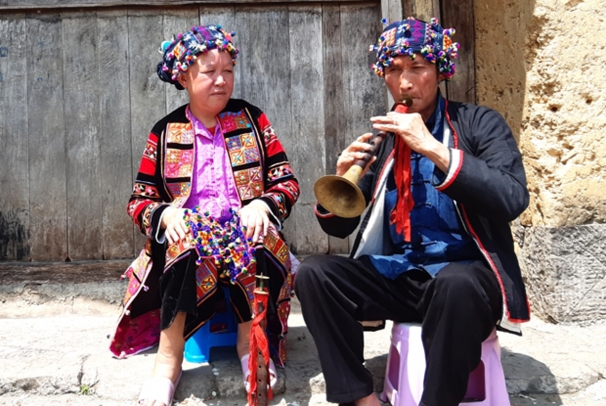Nghệ nhân ưu tú Là Sè Páo (bên phải)