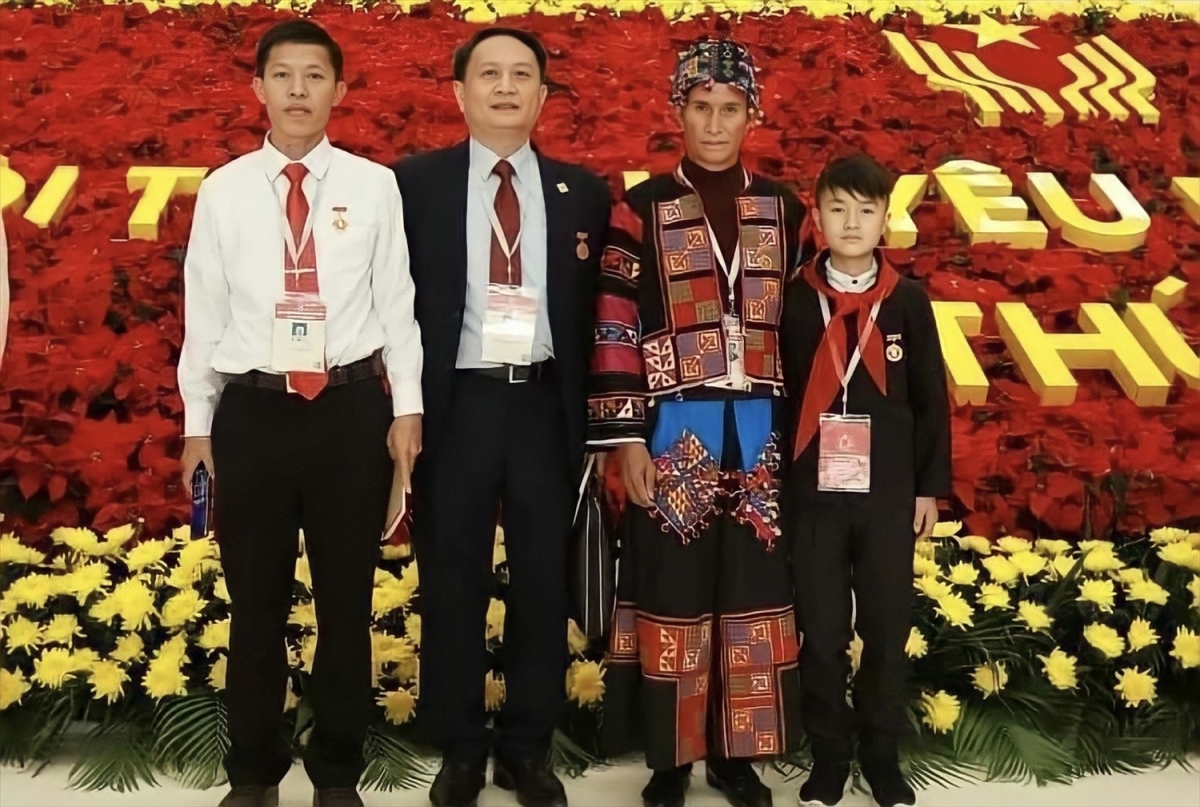 Ông Là Sè Páo là một trong 3 nghệ nhân tiêu biểu tại Hà Giang vinh dự tham dự Đại hội Thi đua yêu nước toàn quốc lần thứ X năm 2020.