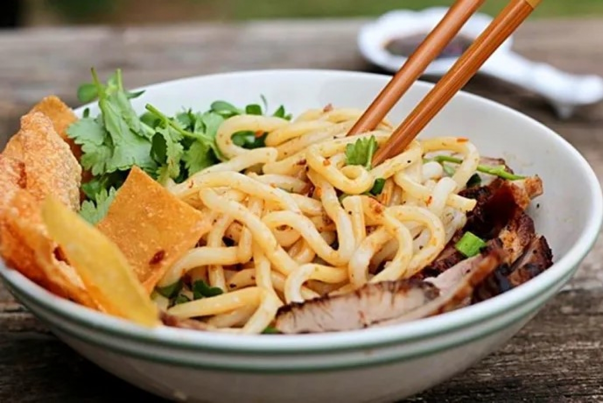 Cao lầu là một trong những đặc sản du khách không nên bỏ qua khi tới Hội An.