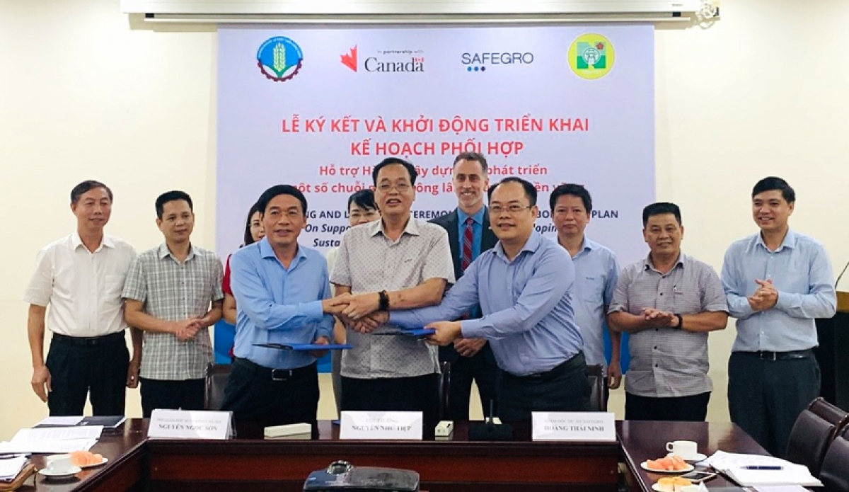 Các đại biểu ký kết thực hiện dự án "An toàn thực phẩm vì sự phát triển"