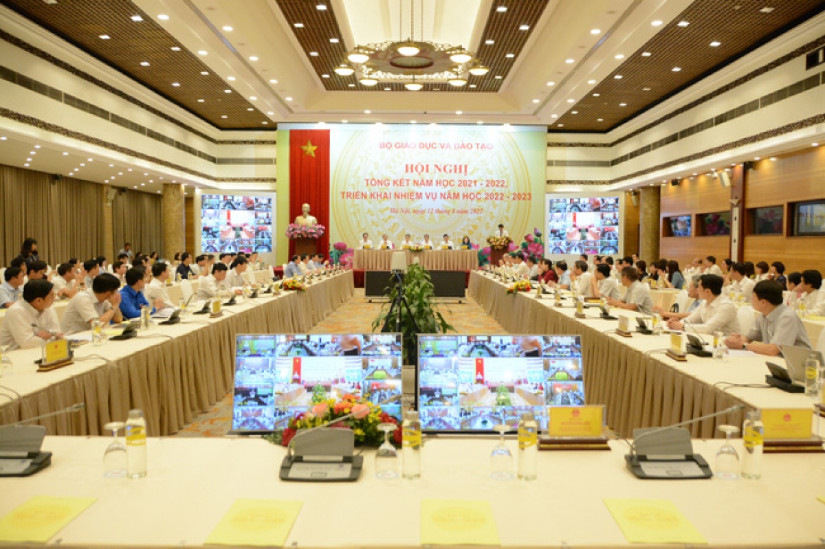 Hội nghị Tổng kết năm học 2021-2022, triển khai nhiệm vụ năm học 2022-2023 diễn ra theo hình thức trực tiếp và trực tuyến, với 64 điểm cầu trên cả nước.