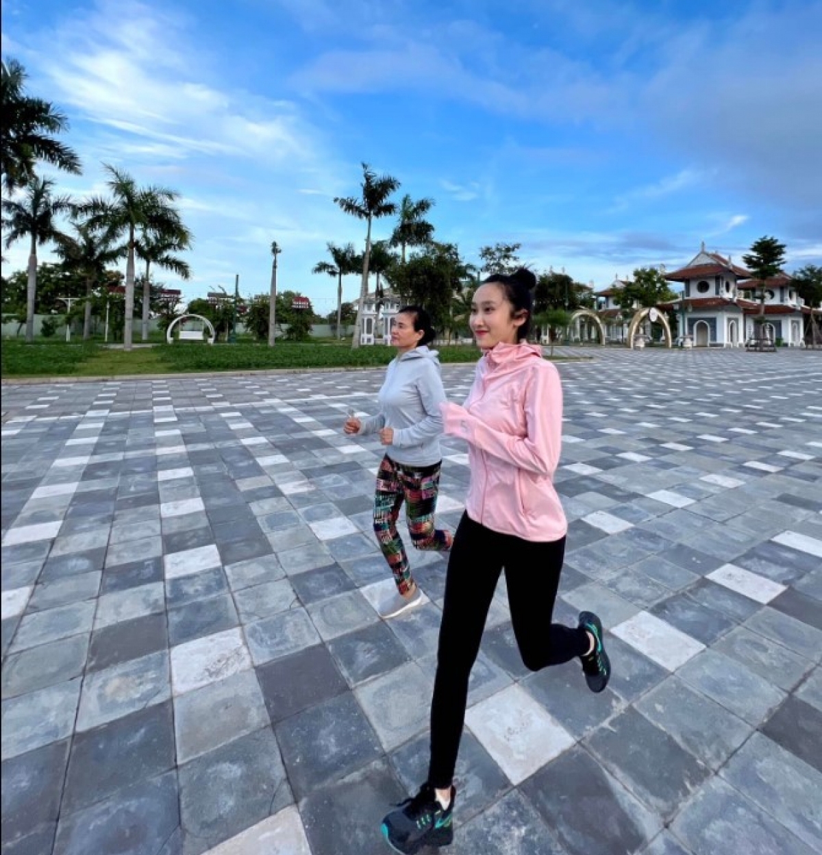 Dù gần 60 tuổi nhưng năng lượng và sức khỏe từ mẹ chồng chị Trang không thua người trẻ.
Ảnh: NVCC