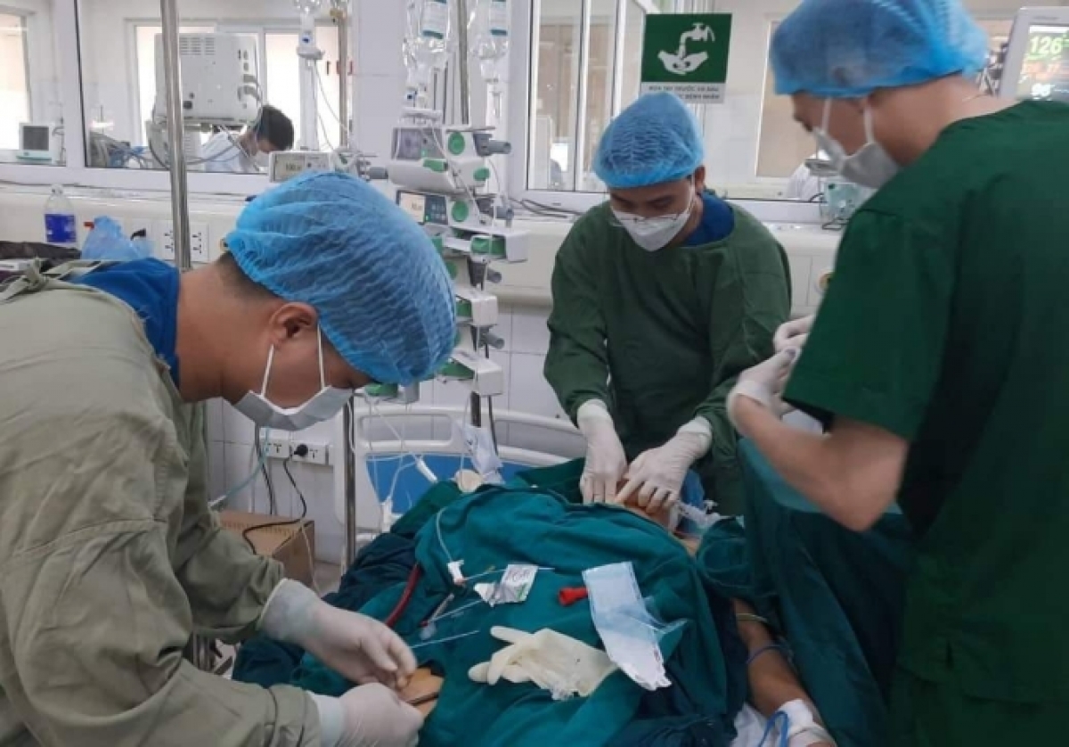 Bác sĩ đặt máy ECMO điều trị cho bệnh nhân cúm A