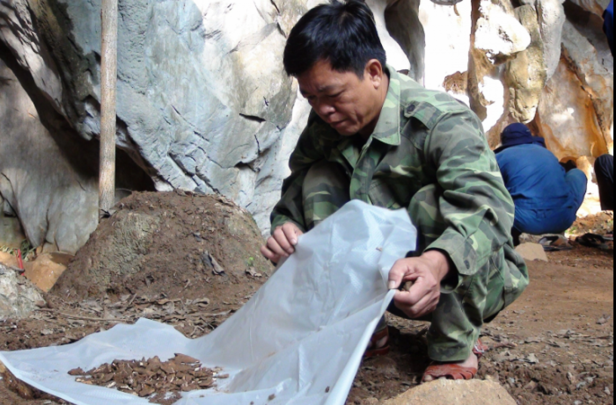 Những người lính Đội 589 luôn phải đối mặt với khó khăn để băng rừng, cắm chốt giữa đại ngàn.