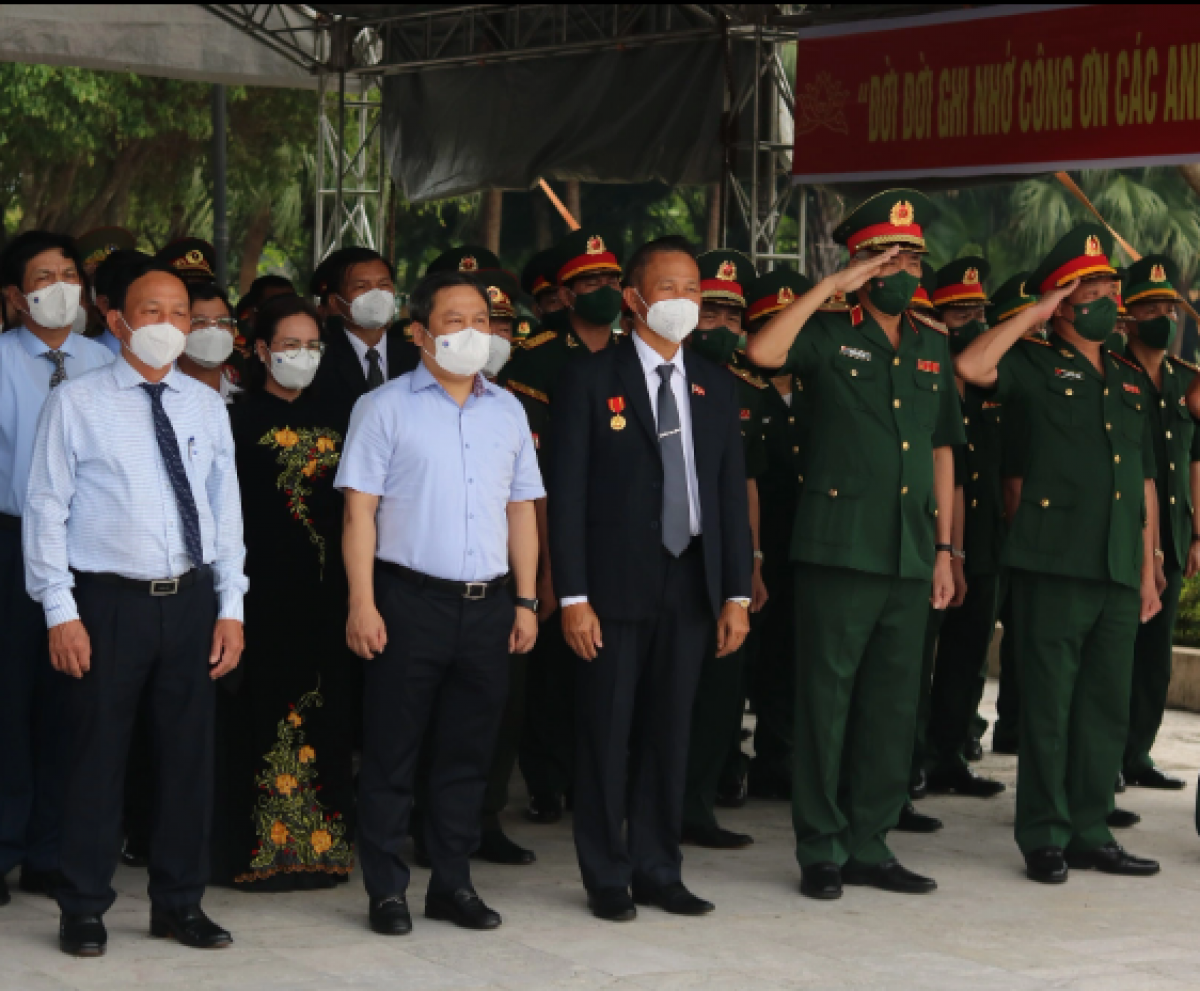 Ông Kẹo U Đon Bụt Xing Khỏn, Phó tỉnh trưởng, Trưởng ban Công tác đặc biệt tỉnh Khăm Muộn (áo đen hàng đầu) cùng lãnh đạo tỉnh Quảng Bình tại Lễ truy điệu các liệt sĩ hy sinh trên chiến trường Lào.