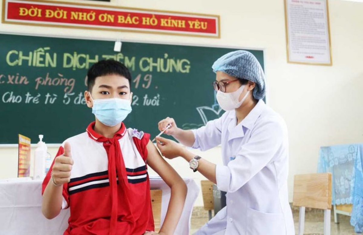 Trẻ em từ 5 - dưới 12 tuổi tiêm liều cơ bản vaccine Covid-19 bằng vaccine Pfizer hoặc Moderna (từ 6 tuổi) thì 2 mũi phải cùng loại vaccine.