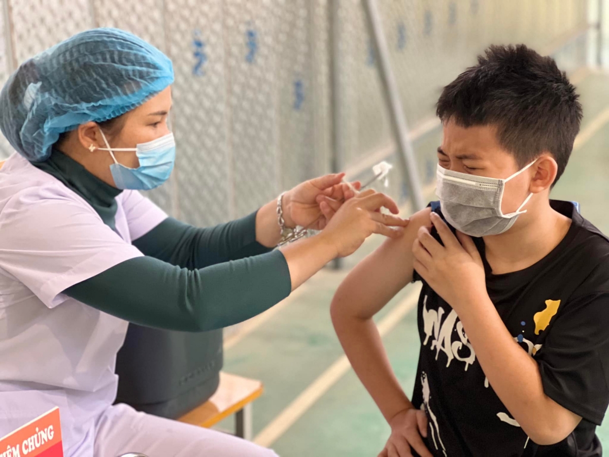 Lãnh đạo các quận, huyện, thị xã trực tiếp chỉ đạo và chịu trách nhiệm trước UBND thành phố về kết quả tiêm vaccine trên địa bàn