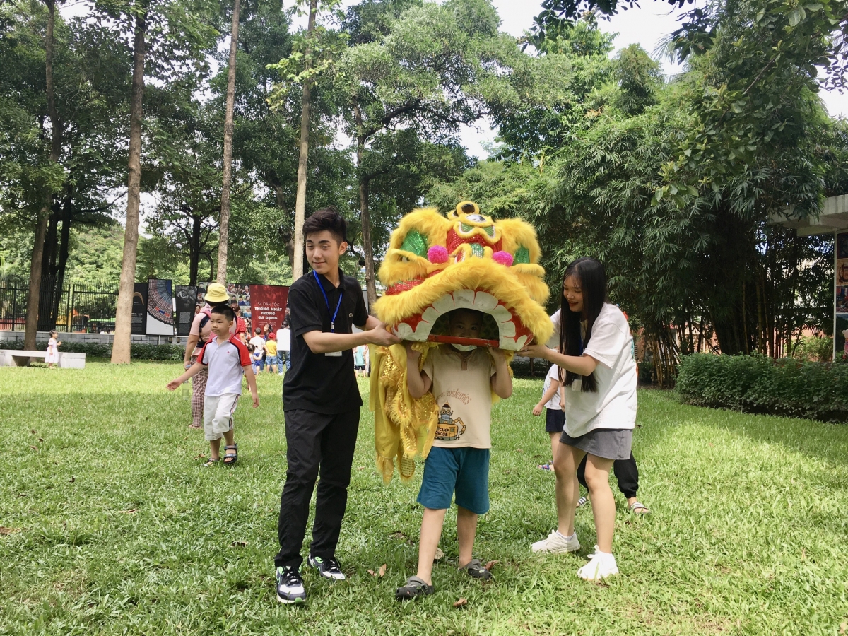 Bé trải nghiệm múa lân