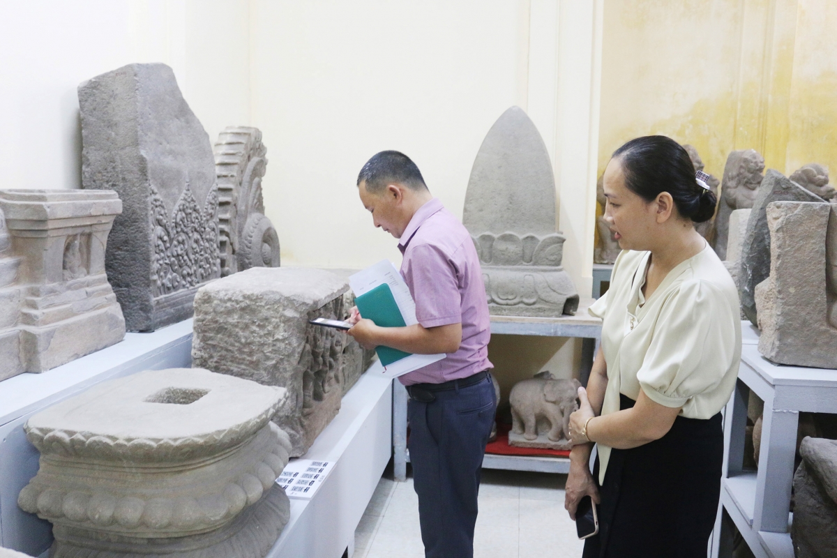 Đoàn cán bộ Bảo tàng Quảng Nam tìm hiểu thông tin hiện vật trong Kho số 1 thông qua hệ thống mã QR