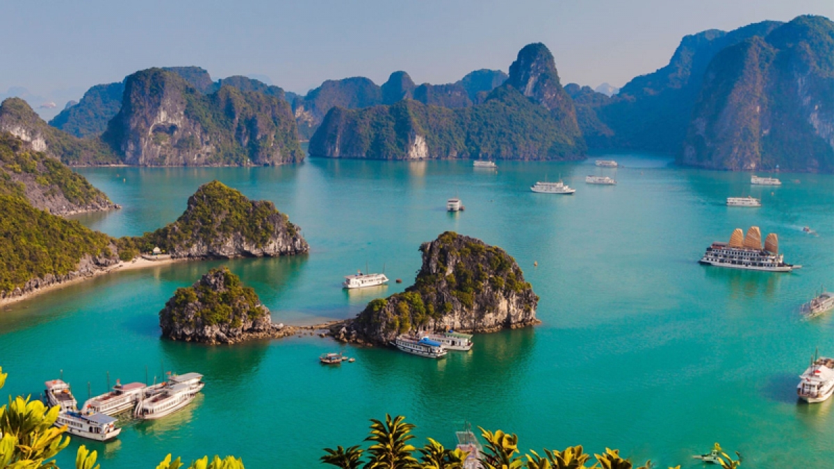 Vịnh Hạ Long nằm trong top 10 điểm đến đẹp nhất thế giới do chuyên trang du lịch Canada bình chọn