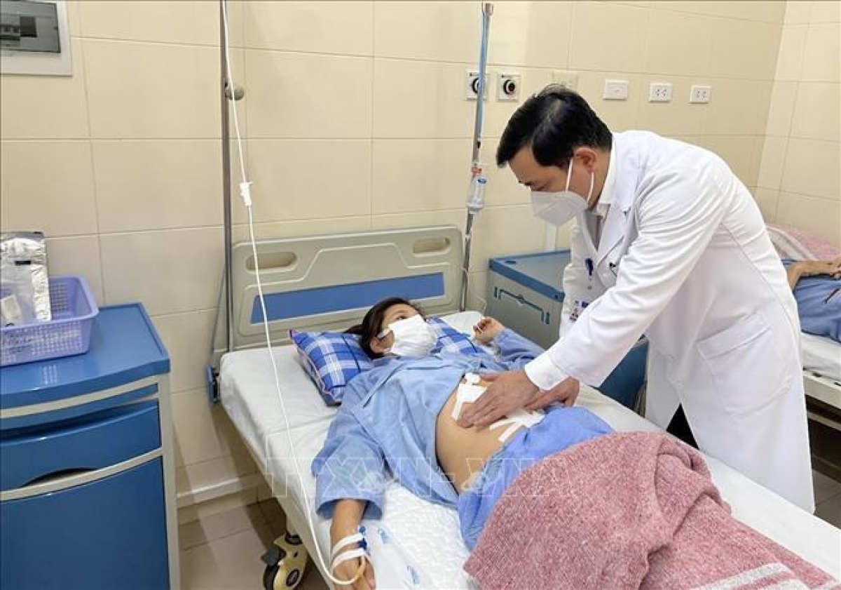 BS thăm khám cho BN sau phẫu thuật