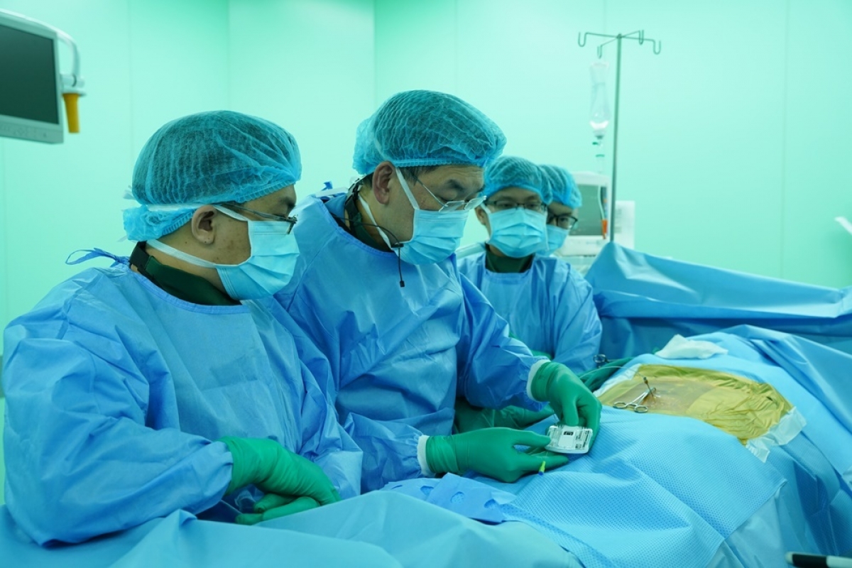 Ê kíp thực hiện ca phẫu thuật cho bệnh nhân C.V.Đ