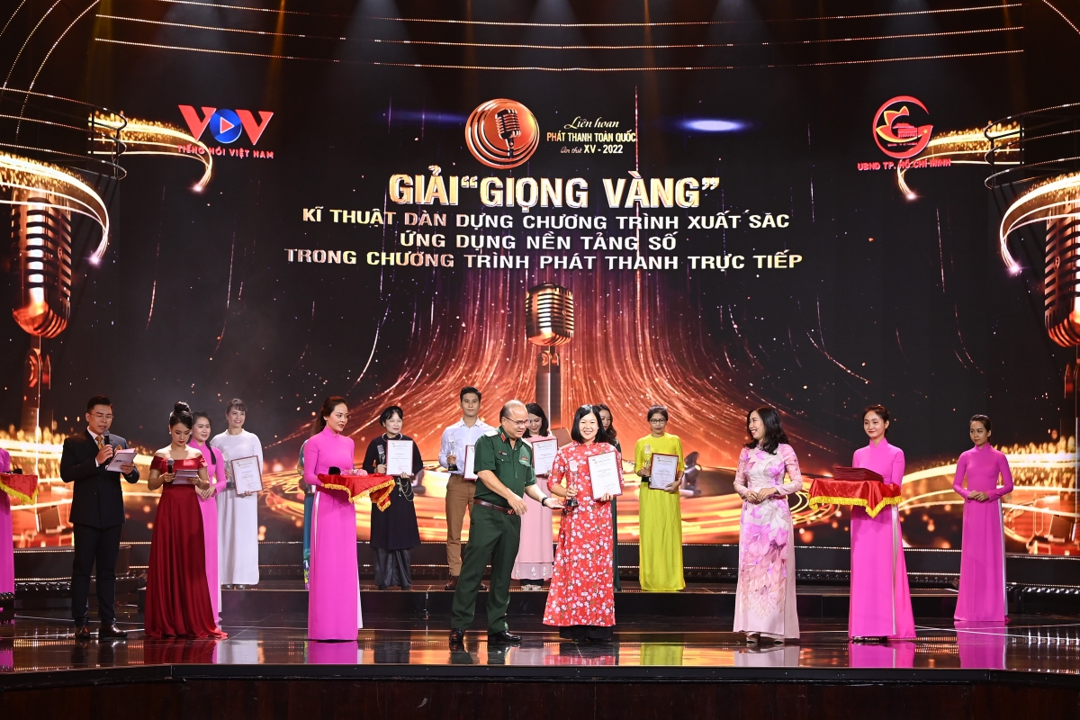 Phóng viên Nguyễn Thị Thanh Hương (Ban Văn hóa - Xã hội) nhận giải Giải "Giọng vàng"
