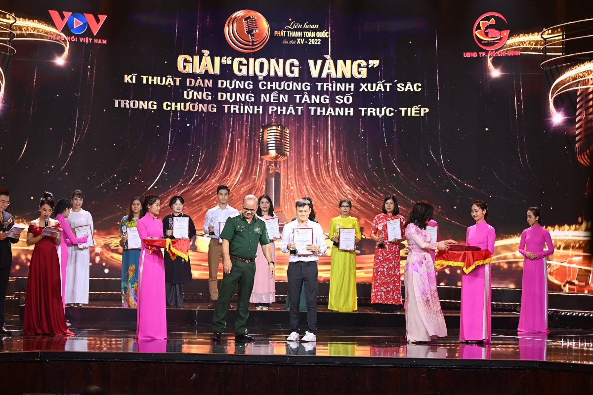 Phóng viên Đồng Quyết Thắng (VOV2) đại diện ê-kíp tác phẩm phát thanh trực tiếp “Mắc kẹt” nhận Giải ứng dụng nền tảng số.