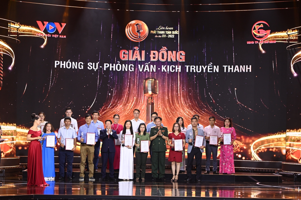 Phó Tổng Giám đốc Đài Tiếng nói Việt Nam Vũ Hải Quang và Thiếu tướng Nguyễn Kim Tôn, Giám đốc Trung tâm Phát thanh - Truyền hình Quân đội Nhân dân trao giải Đồng cho các tác giả thuộc thể loại Phóng sự, Phỏng vấn và Kịch truyền thanh. Ở thể loại Phóng sự, phóng viên Anh Tuấn (VOV2) đoạt giải Đồng với loạt bài "Luật Điện ảnh kìm hãm sự phát triển điện ảnh Việt Nam".