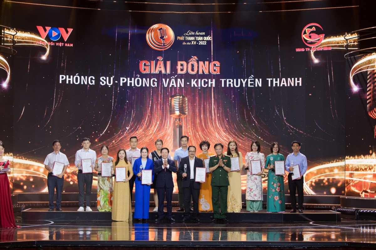 Phóng viên Trần Bá Duy (VOV2) đoạt giải Đồng thể loại Phỏng vấn với tác phẩm "Phải làm thật mới có chất lượng giáo dục thật"