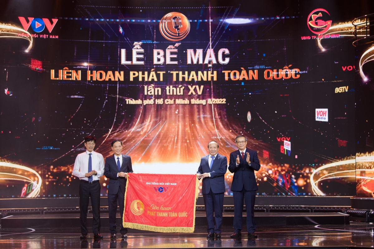 Phó Chủ tịch UBND tỉnh Thanh Hóa Đầu Thanh Tùng và Giám đốc Đài Phát thanh - Truyền hình tỉnh Thanh Hóa Phạm Văn Báu (bên trái) nhận cờ đơn vị đăng cai tổ chức Liên hoan Phát thanh toàn quốc lần thứ XVI năm 2024.