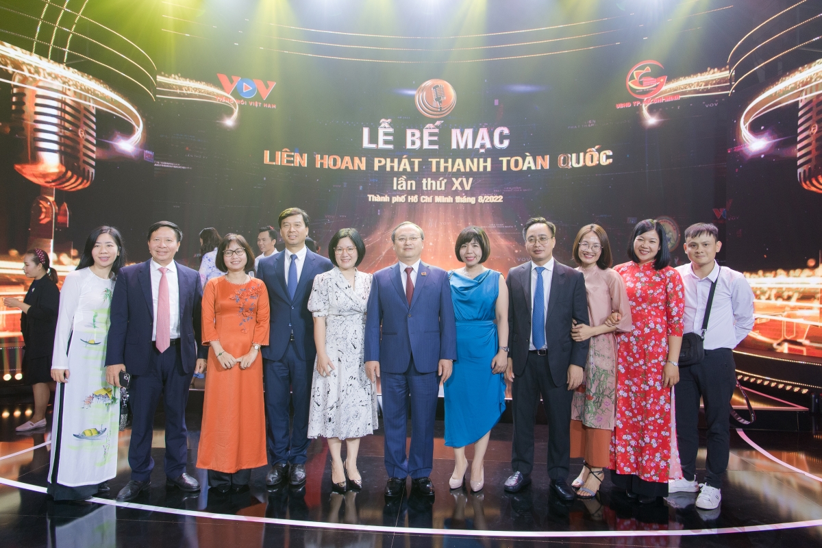 Các thành viên Ban Văn hóa - Xã hội tham gia Liên hoan phát thanh lần thứ XV chụp ảnh lưu niệm cùng Tổng Giám đốc Đỗ Tiến Sỹ và các Phó Tổng giám đốc Ngô Minh Hiển, Phạm Mạnh Hùng, Vũ Hải Quang
