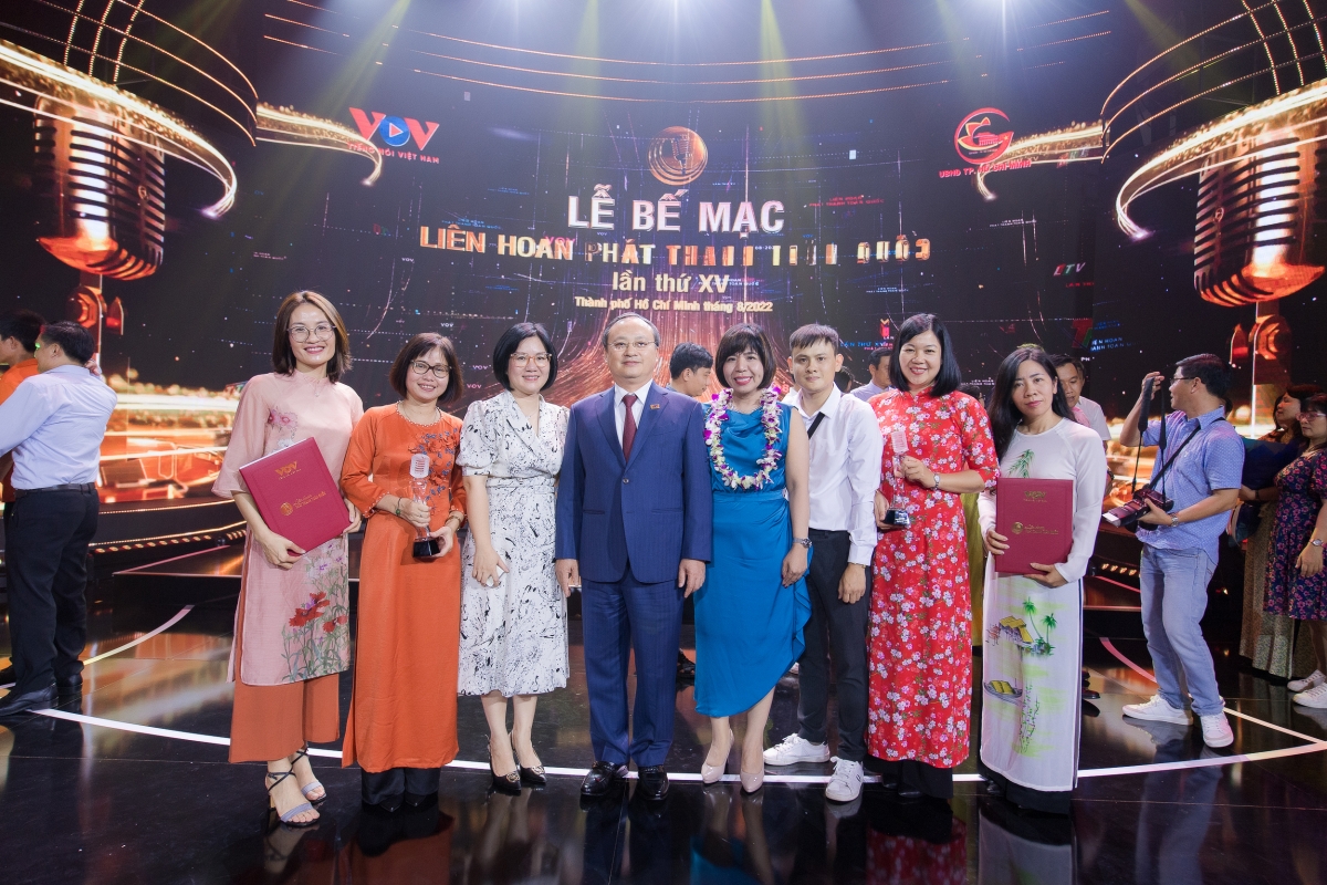 Các thành viên Ban Văn hóa Xã hội (VOV2) chụp ảnh lưu niệm với Ủy viên Ban Chấp hành Trung ương Đảng, Tổng Giám đốc Đài Tiếng nói Việt Nam Đỗ Tiến Sỹ.