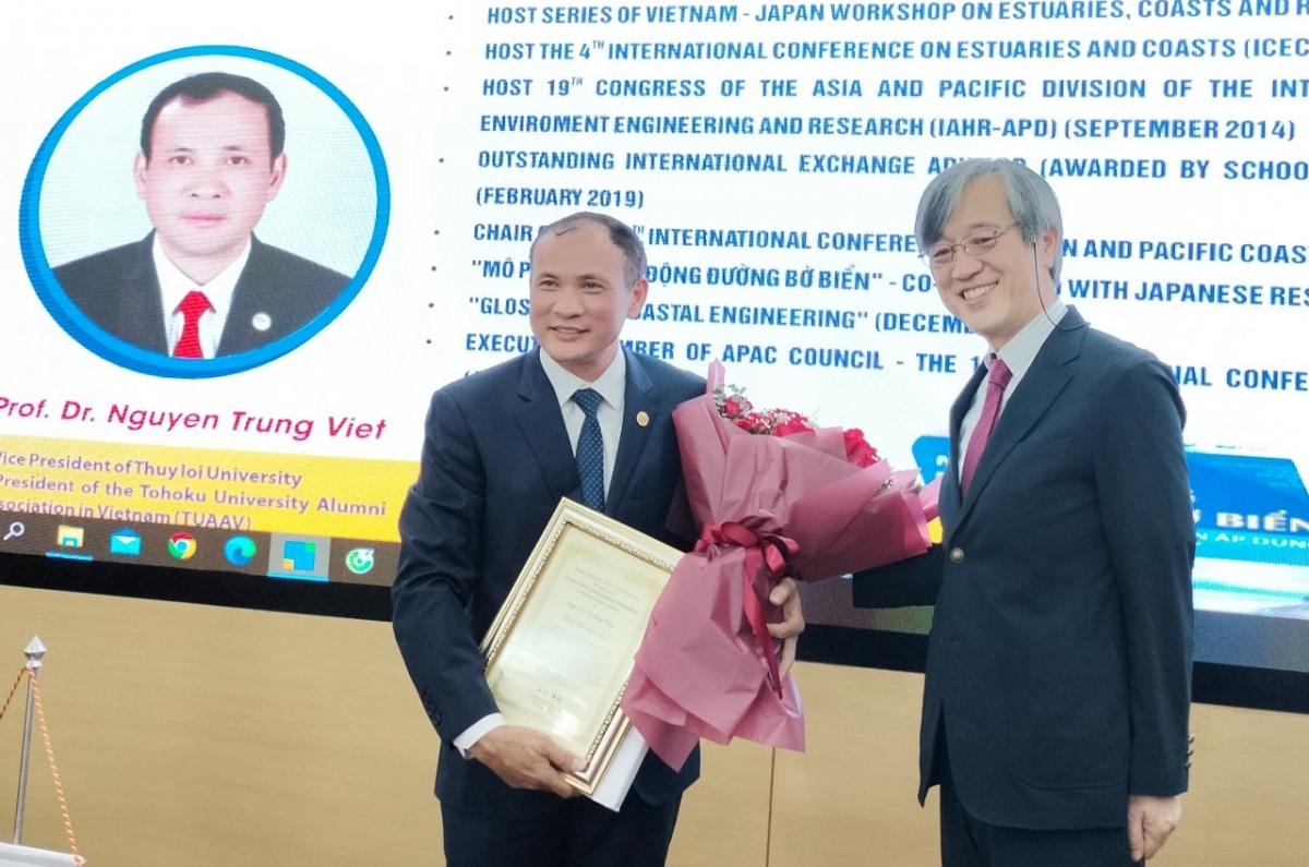 GS.TS Nguyễn Trung Việt-Phó Hiệu trưởng Trường đại học Thủy lợi vinh dự nhận giải thưởng
xuất sắc về quan hệ quốc tế do Hiệp hội Kỹ sư Xây dựng Nhật Bản trao.