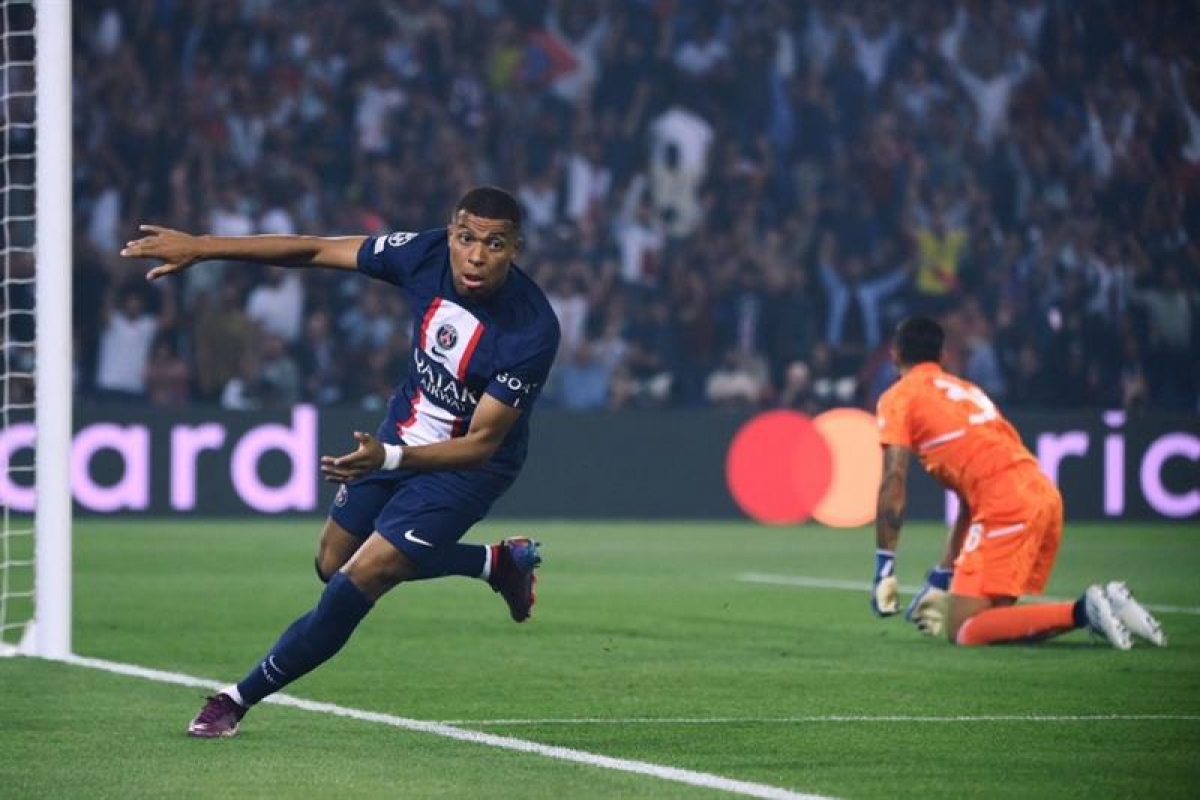Kylian Mbappe ghi cả hai bàn trong chiến thắng của PSG trước Juventus (Ảnh: Internet)