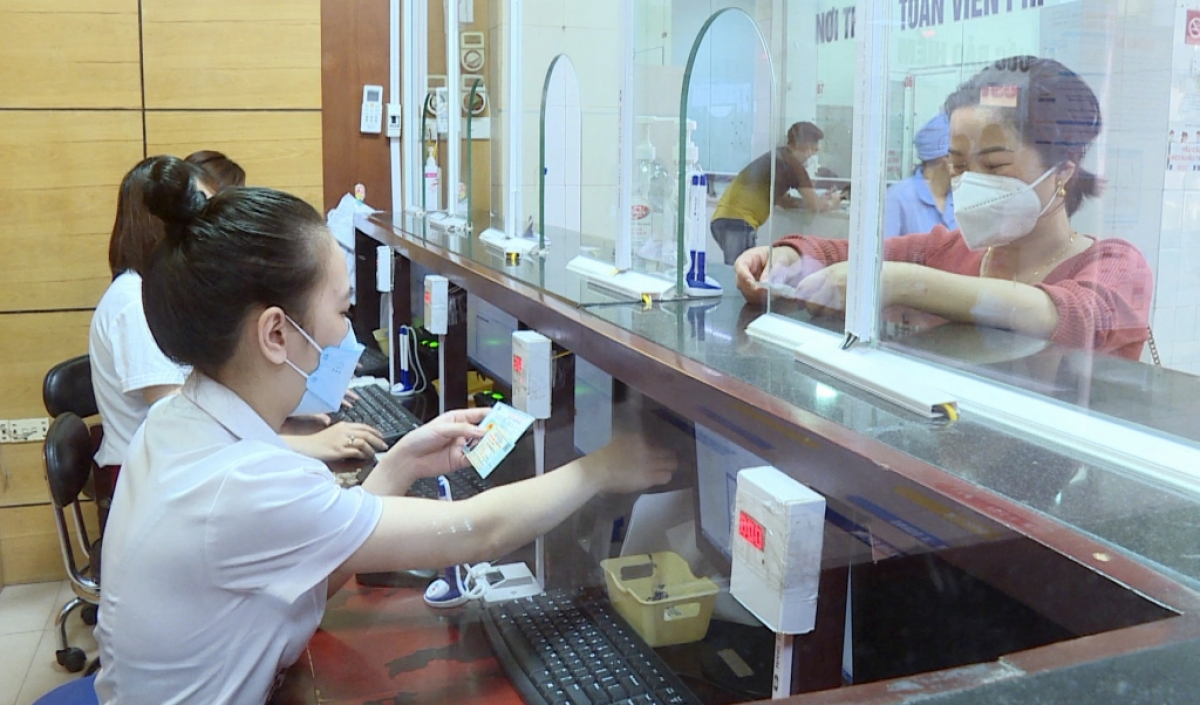 Làm thủ tục khám, chữa bệnh bằng thẻ CCCD có gắn chíp thay cho thẻ BHYT