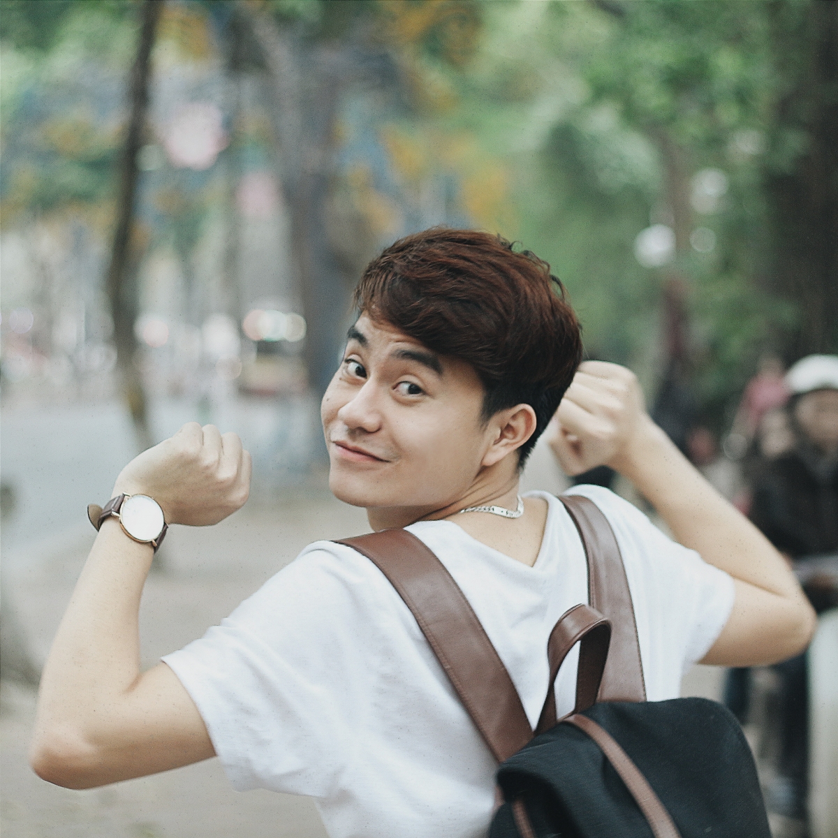 Bùi Hoàng Long, một tác giả trẻ được các bạn trẻ yêu thích trên mạng xã hội. Những trang viết của Hoàng Long đã được xuất bản thành sách.