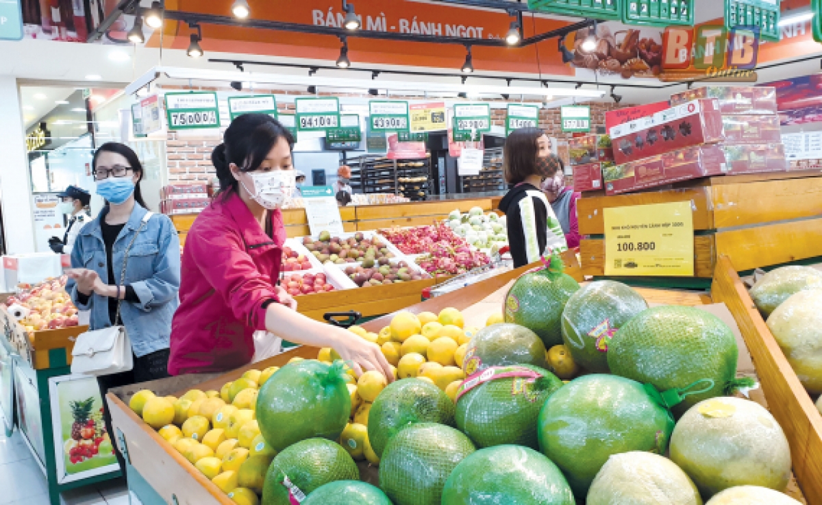 Tại trung tâm thương mại, siêu thị, chợ đầu mối: áp dụng với nhân viên phục vụ, người quản lý, người lao động khi tiếp xúc trực tiếp với khách hàng.