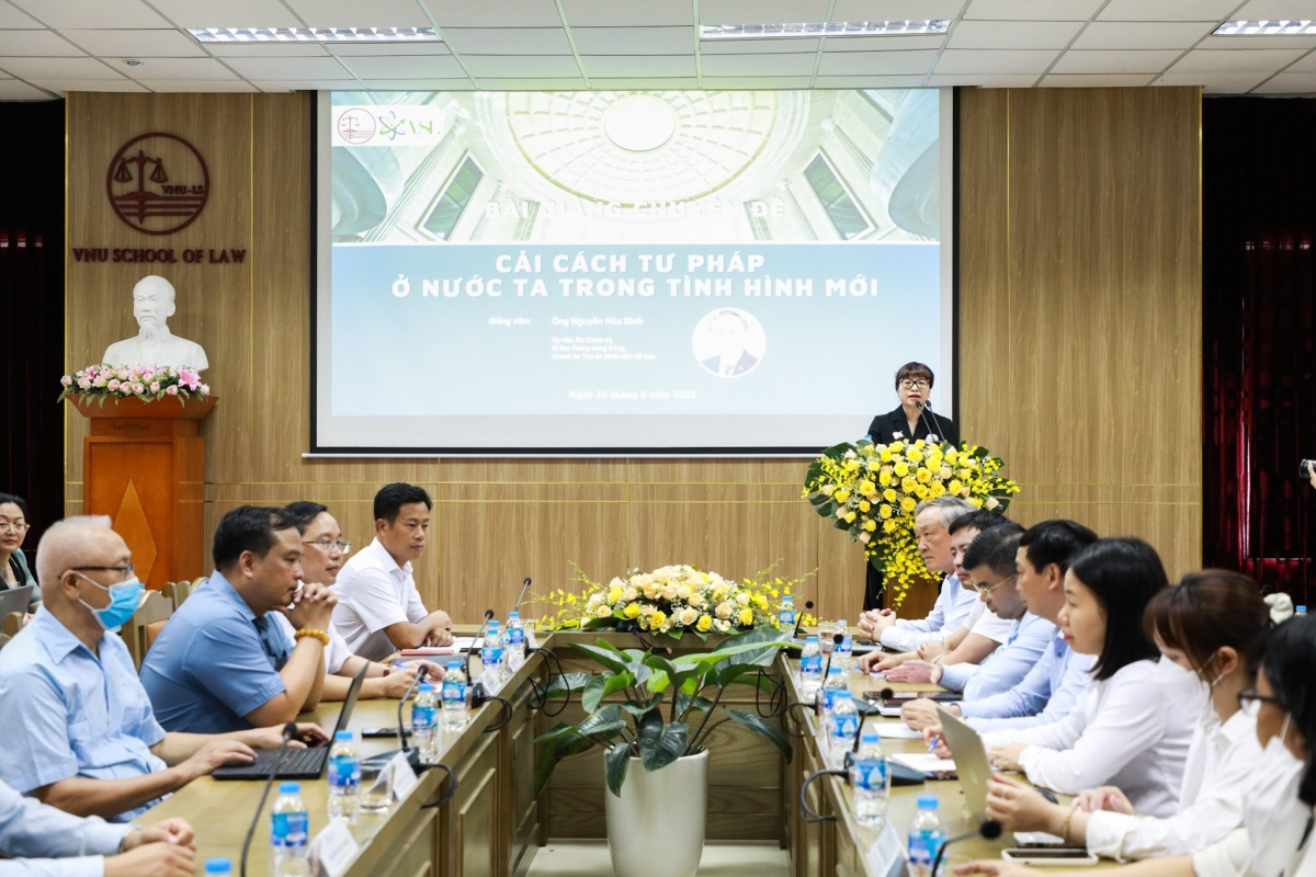 Trước khi có quyết định thành lập Trường đại học, Khoa Luật là một trong những đơn vị trực thuộc ĐHQG Hà Nội có thành tích xuất sắc trong hoạt động nghiên cứu khoa học