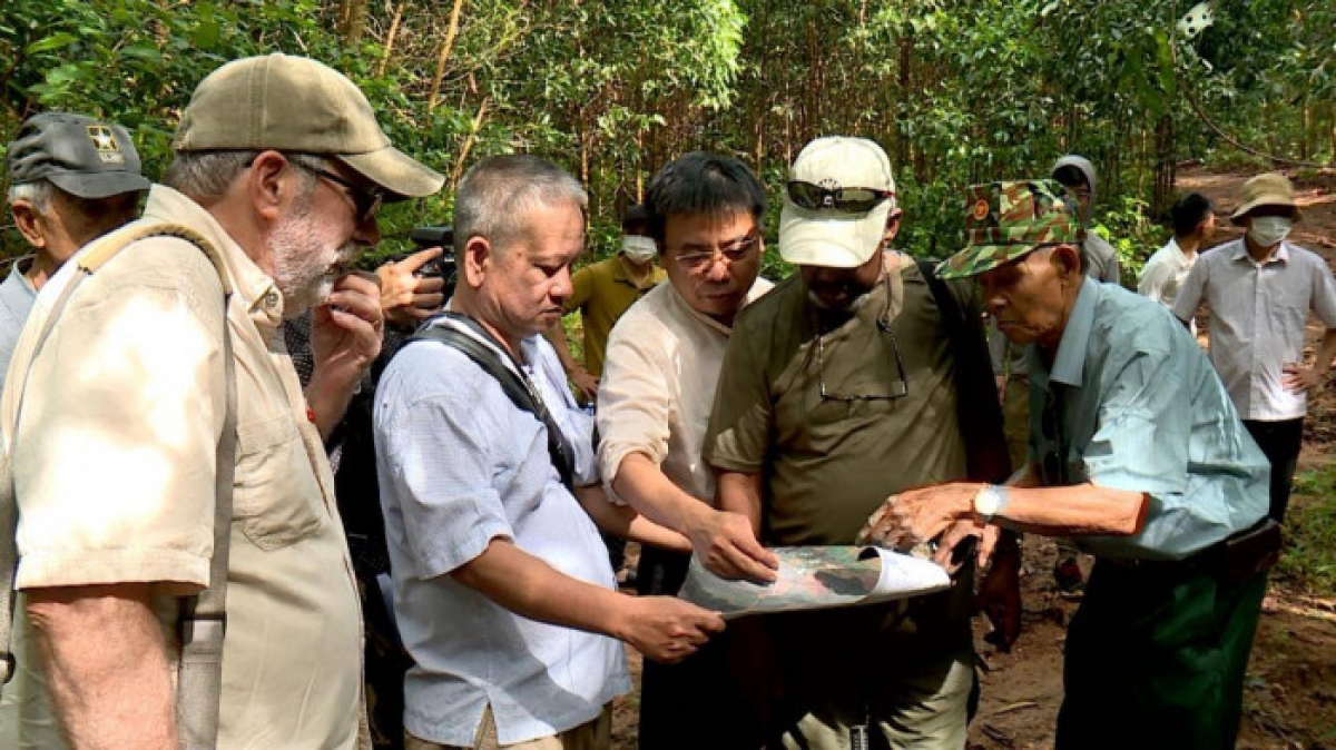 Cựu binh Đặng Hà Thụy (ngoài cùng bên phải) cùng các cựu binh Mỹ vượt núi đồi về lại chiến trường Xuân Sơn tìm hài cốt các liệt sĩ hy sinh.