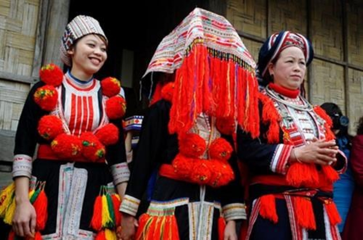 Cô dâu Dao đỏ phải trùm khăn khi rước dâu