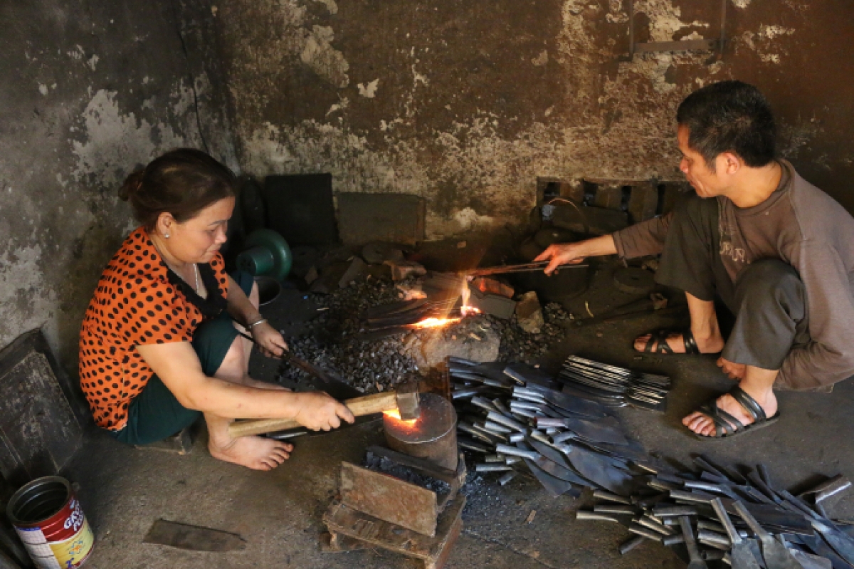Tuy rủi ro luôn rình rập nhưng nhiều lao động không hề sử dụng thiết bị bảo hộ lao động