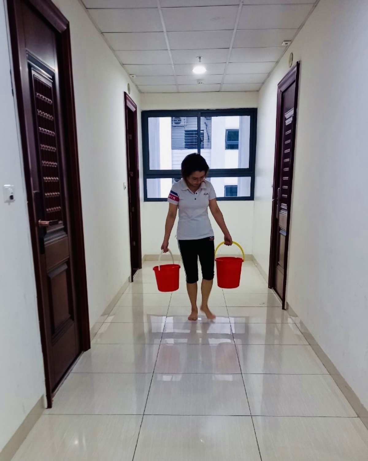 Dân phải đi xách tay từng xô nước lên dùng