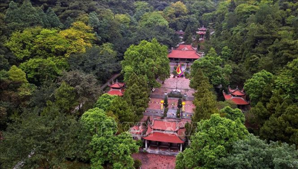 Điểm nổi bật trong Khu di tích danh thắng Côn Sơn là đền thờ Anh hùng dân tộc, Danh nhân văn hóa thế giới Nguyễn Trãi. Ngôi đền tọa lạc dưới chân núi Ngũ Nhạc, Kỳ Lân, tựa lưng vào Tổ Sơn tạo thành thế “tả thanh long, hữu bạch hổ”