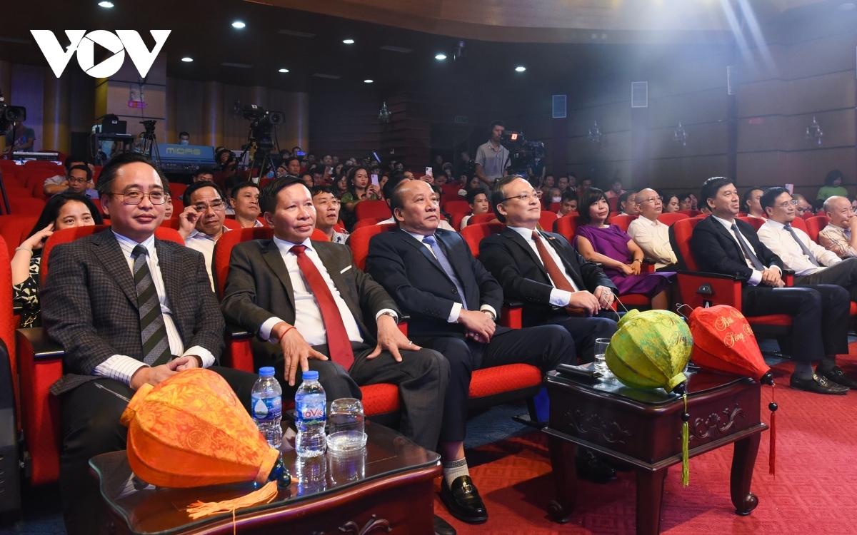 Ông Đỗ Tiến Sỹ, Uỷ viên Ban Chấp hành Trung ương Đảng, Tổng Giám đốc VOV và các Phó Tổng Giám đốc: Trần Minh Hùng, Ngô Minh Hiển, Phạm Mạnh Hùng, Vũ Hải Quang tham dự buổi lễ.