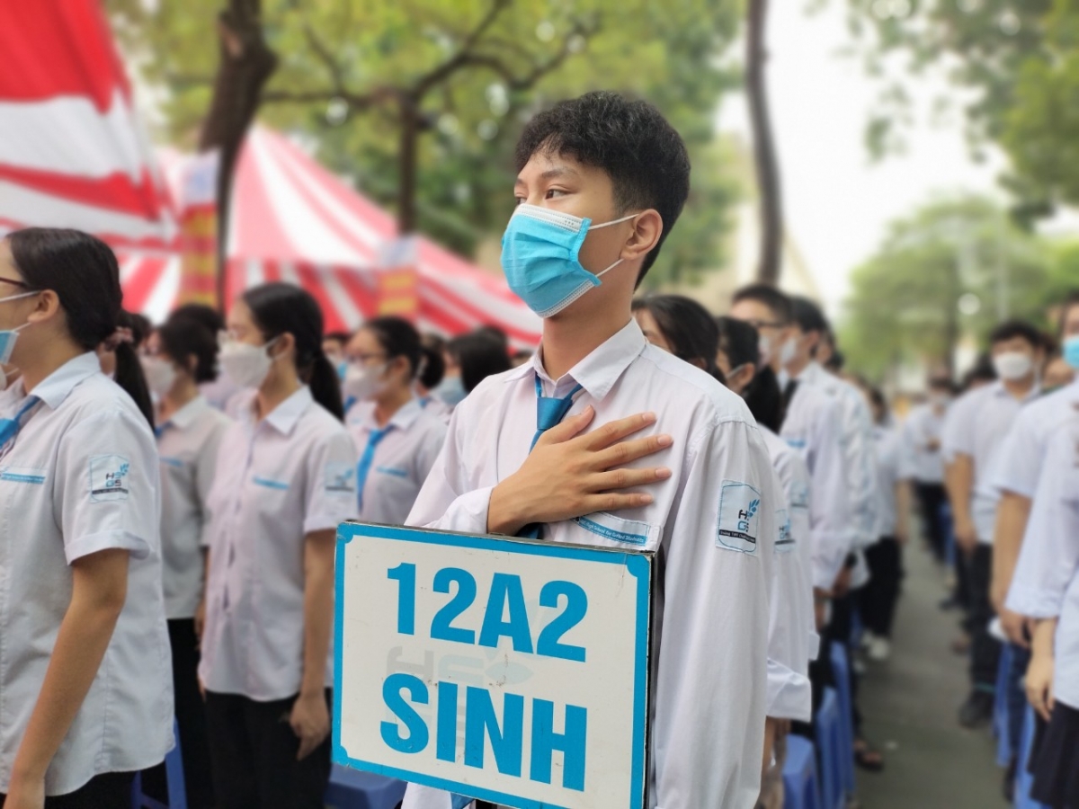 Học sinh trường THPT Chuyên Khoa học tự nhiên (Đại học Khoa học tự nhiên, ĐHQG Hà Nội) thực hiện nghi lễ chào cờ khai giảng năm học 2022-2023