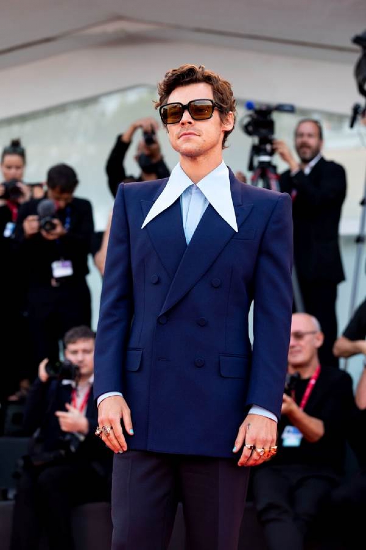 Trong khi Harry Styles bảnh trai trong bộ suit màu xanh đậm của Gucci...