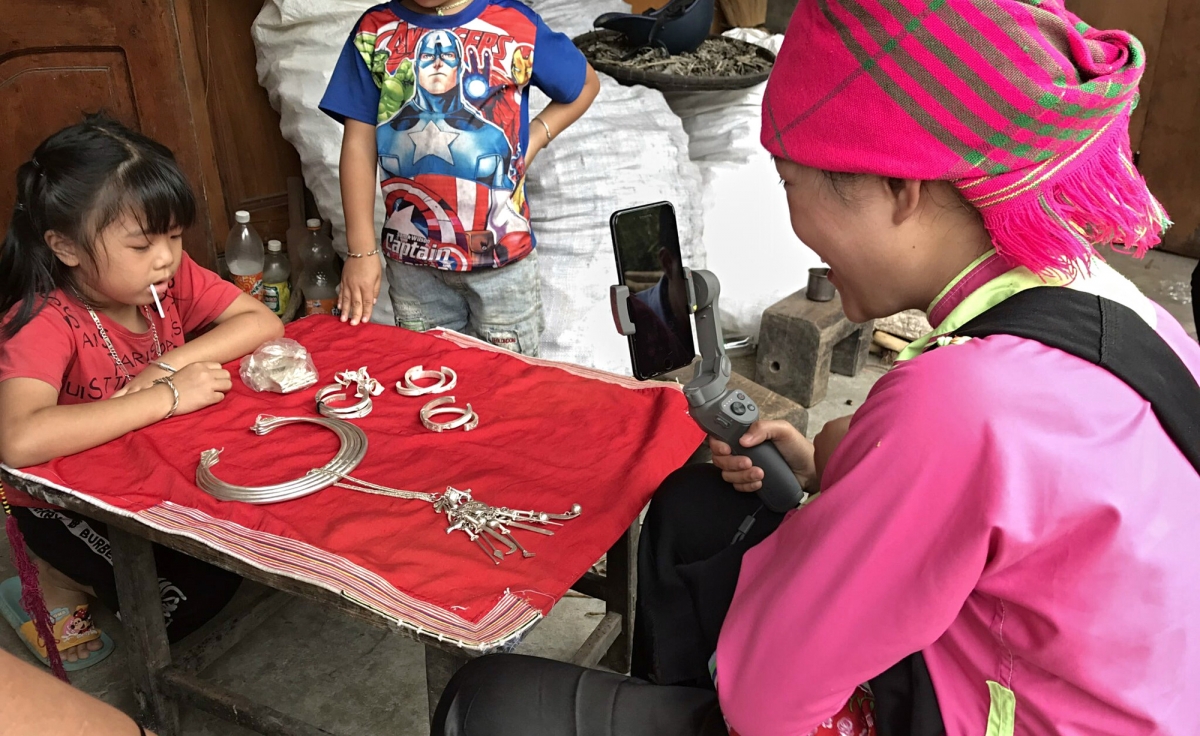 Với thiết bị di động và một số dụng cụ khác, tour du lịch Sa Pa online của Ngọc Hướng đã mang lại nhiều trải nghiệm thú vị