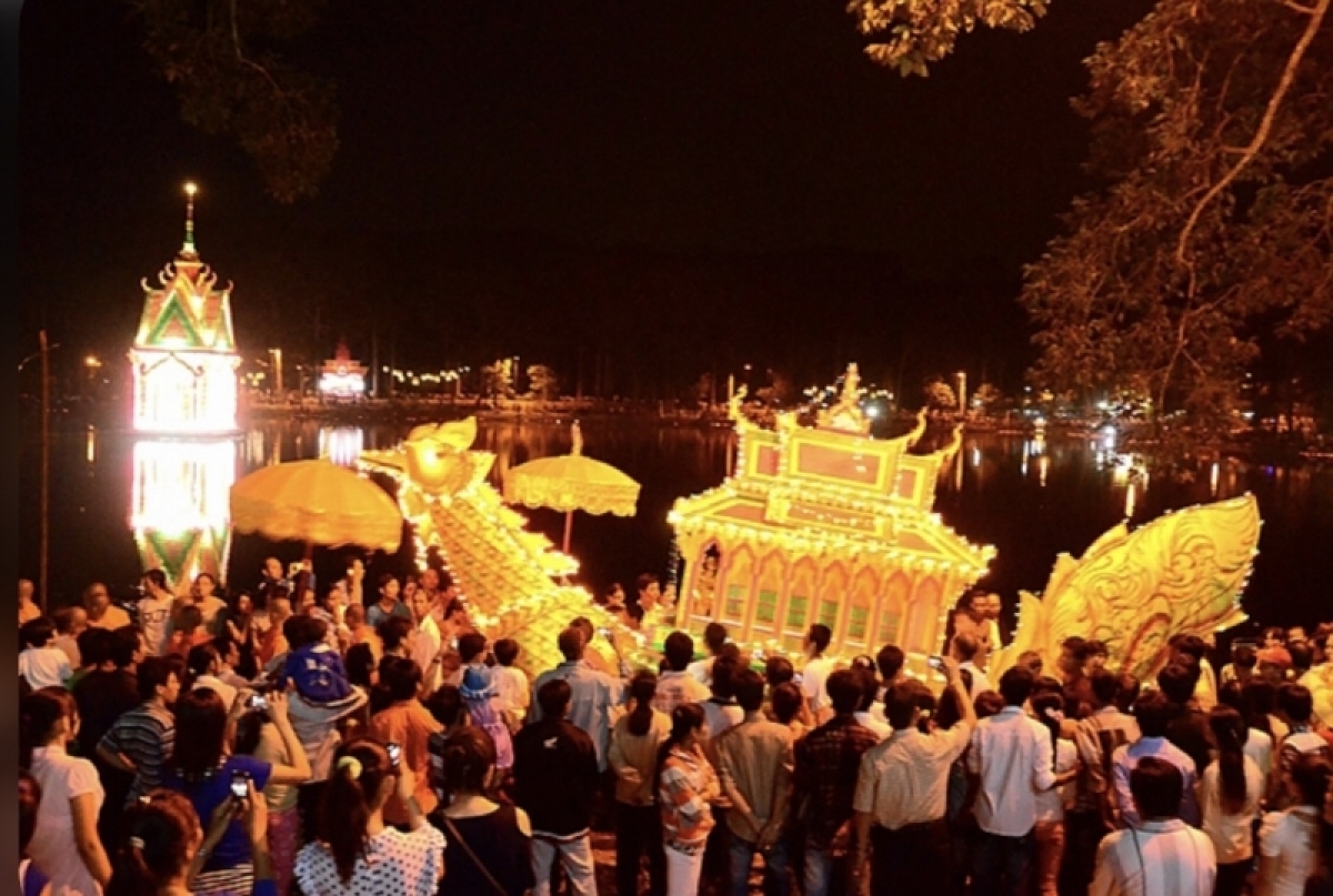 Tái hiện lễ hội Ok Om Bok (lễ hội cúng Trăng) là một trong những điểm nhấn tại Làng VHDLCDTVN trong tháng 10 này. Ảnh: Internet