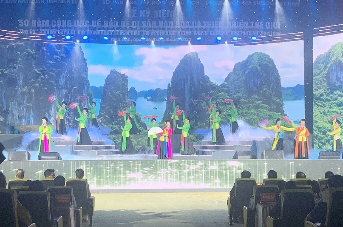 Biểu diễn văn nghệ chào mừng Lễ kỷ niệm 50 năm Công ước UNESCO 1972 tại Ninh Bình.