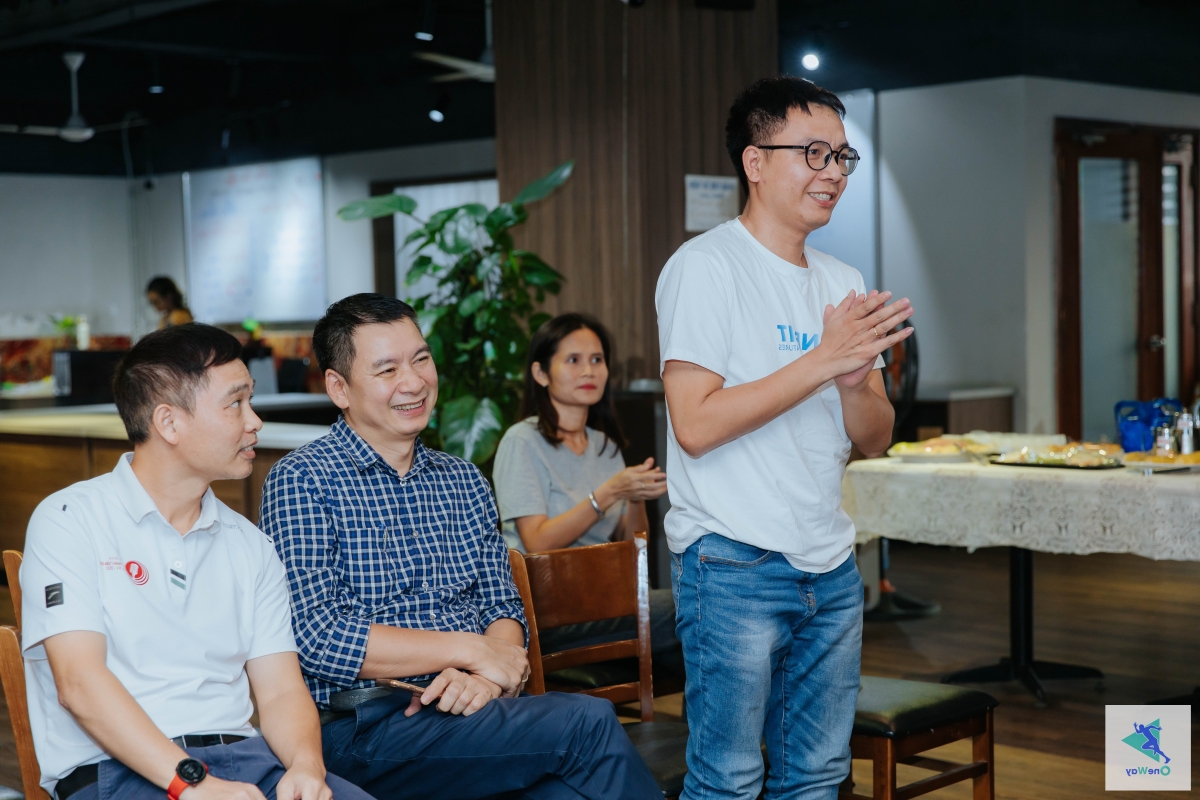Anh Bùi Minh Tuấn (áo trắng, đứng) - Trưởng BTC giải Oneway Marathon, tổ chức tại Cát Bà ngày 10/12/2022