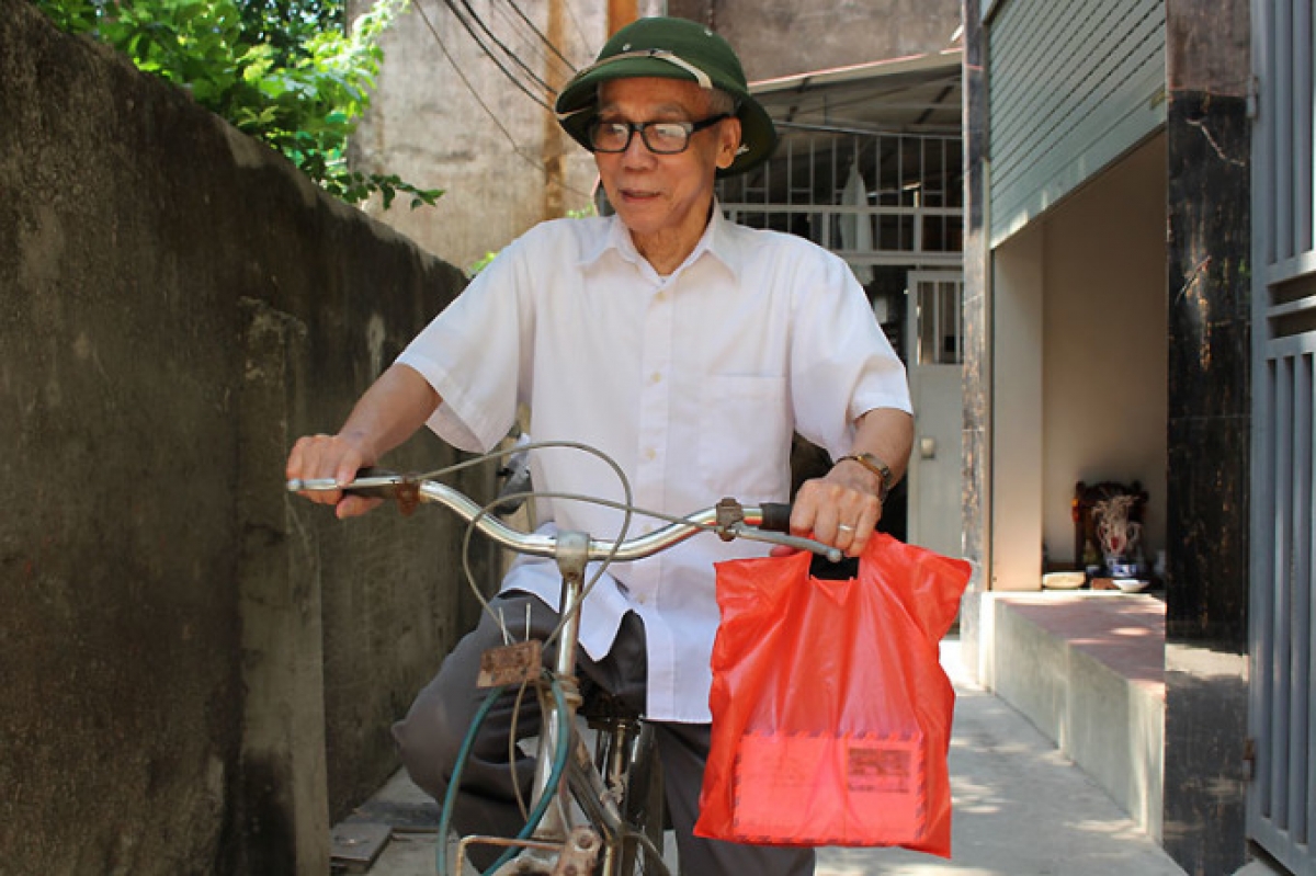 Trước đây, bưu điện cách nhà hơn 2 km, nhưng hiện nay, bưu điện mới xây cách nhà ông Xuân chỉ 5 phút đạp xe. "Tôi xem công việc này là thú vui của mình, mà vui là không mệt. Mọi người bảo tôi liệt sĩ phù hộ cho nên tuổi cao vẫn khỏe khoắn, minh mẫn", ông cười nói.