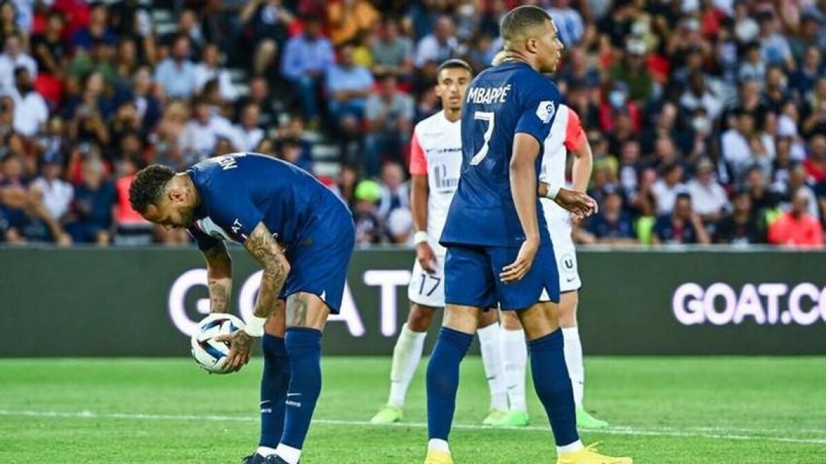 Mbappe tranh giành đá phạt cùng Neymar
