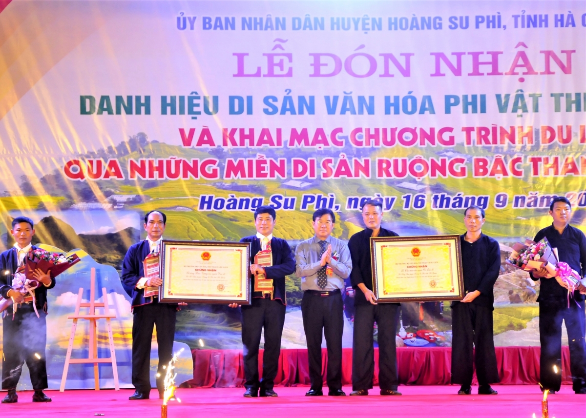 Đại diện Cục Di sản, Bộ VH-TT&DL trao Bằng công nhận di sản cho lãnh đạo xã Túng Sán và Hồ Thầu. Ảnh: Kim Tiến