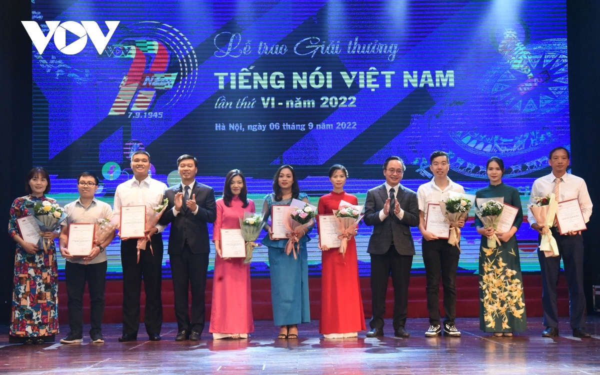 Phó Tổng Giám đốc Ngô Minh Hiển và Phó Tổng Giám đốc Phạm Mạnh Hùng trao giải B cho nhóm tác phẩm báo chí, công trình nghiên cứu, công trình sáng tạo kỹ thuật công nghệ.