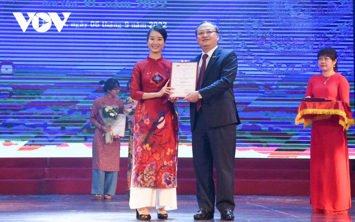 Tổng Giám đốc VOV Đỗ Tiến Sỹ trao giải A loại hình báo điện tử cho phóng viên Nguyễn Thị Uyên, Báo Điện tử VOV, với tác phẩm “Con hẻm nhỏ”.