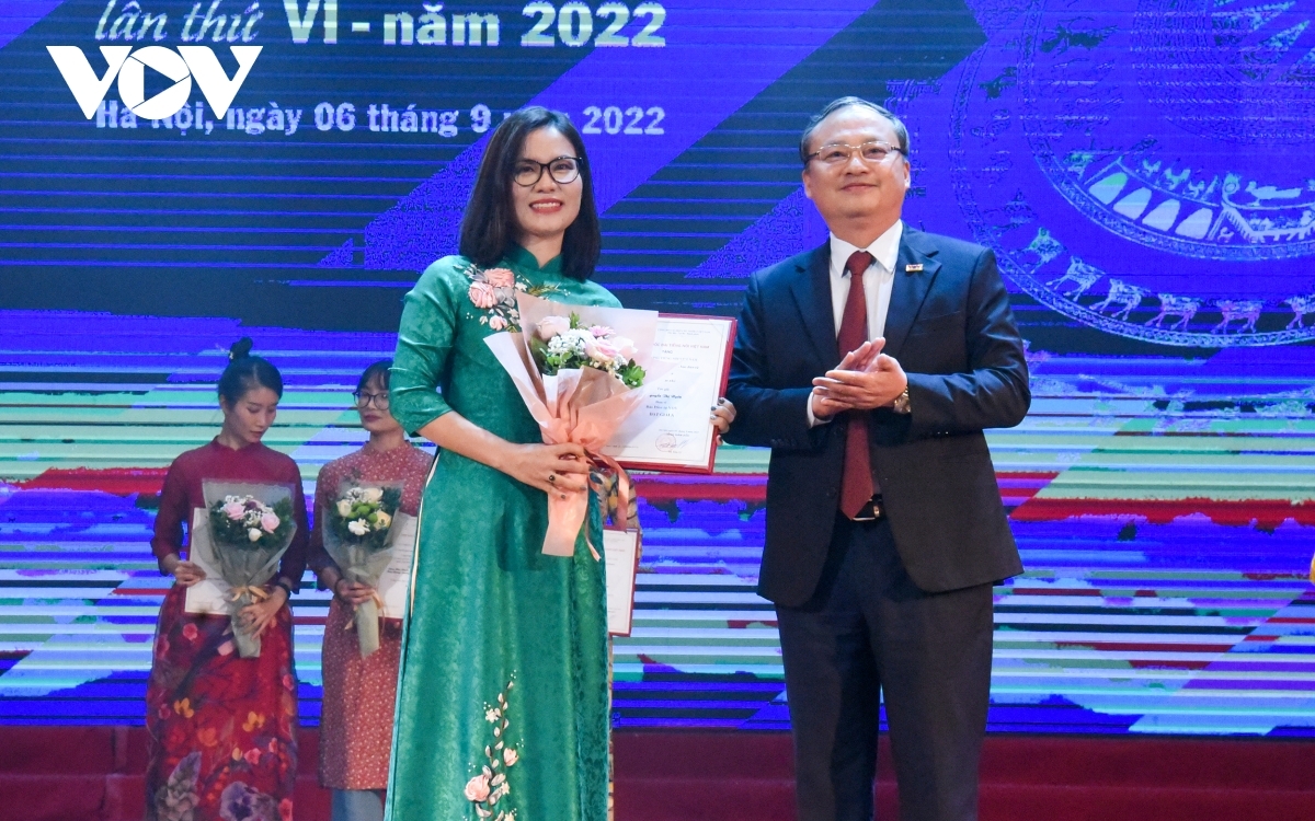 Tác giả Đào Thị Hoài Phương, đại diện nhóm tác giả của Kênh VTC1- Đài Truyền hình kỹ thuật số VTC với tác phẩm “Trở lại” đoạt giải A của Giải thưởng Tiếng nói Việt Nam 2022.
