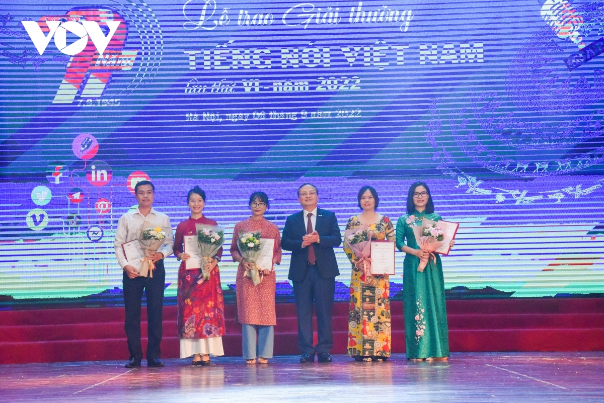 Tổng Giám đốc VOV Đỗ Tiến Sỹ trao Giải A cho các tác giả, nhóm tác giả đoạt Giải thưởng Tiếng nói Việt Nam năm 2022.