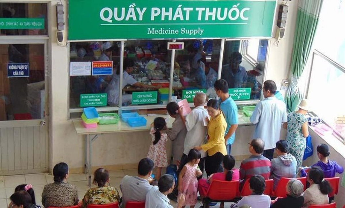 Thiếu thầy, thiếu thuốc là những vấn đề khó khăn đối với hệ thống y tế công lập