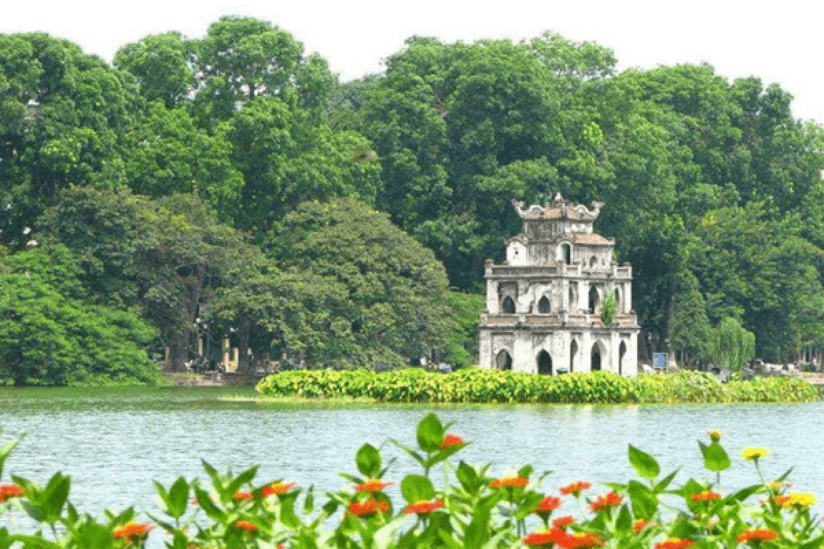 Thủ đô Hà Nội - với những món ăn truyền thống, đặc sản địa phương như bánh mì, phở, bún chả vào buổi sáng với giá chưa tới 2 USD